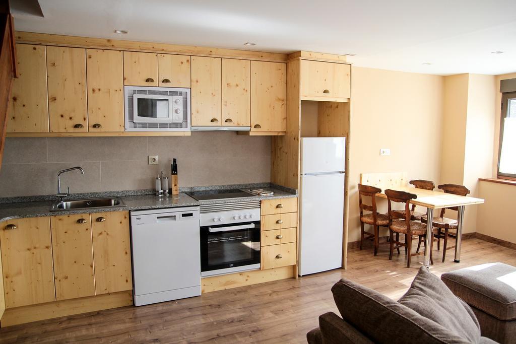 Apartamentos Snoe Mont Romies Salardú Pokoj fotografie